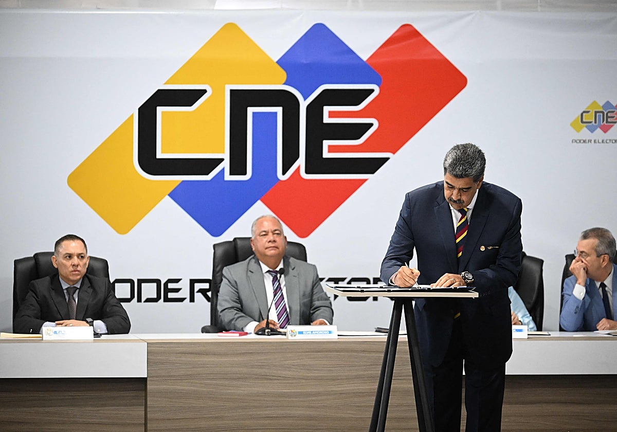 Nicolás Maduro asiste a un acto de firma del acuerdo de reconocimiento de los resultados del 28 de julio