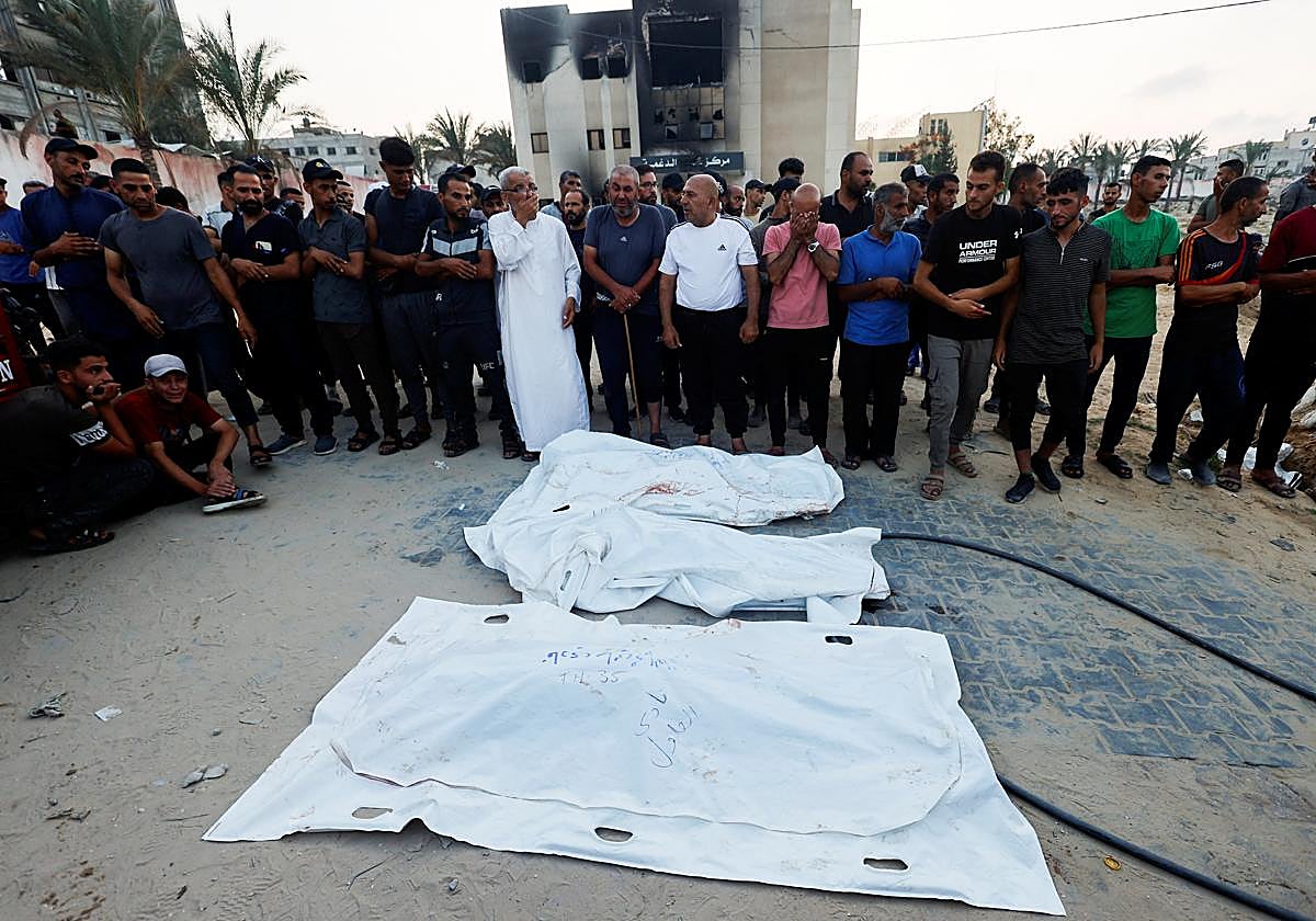 Varias personas lloran la muerte de sus compatriotasa en Rafah