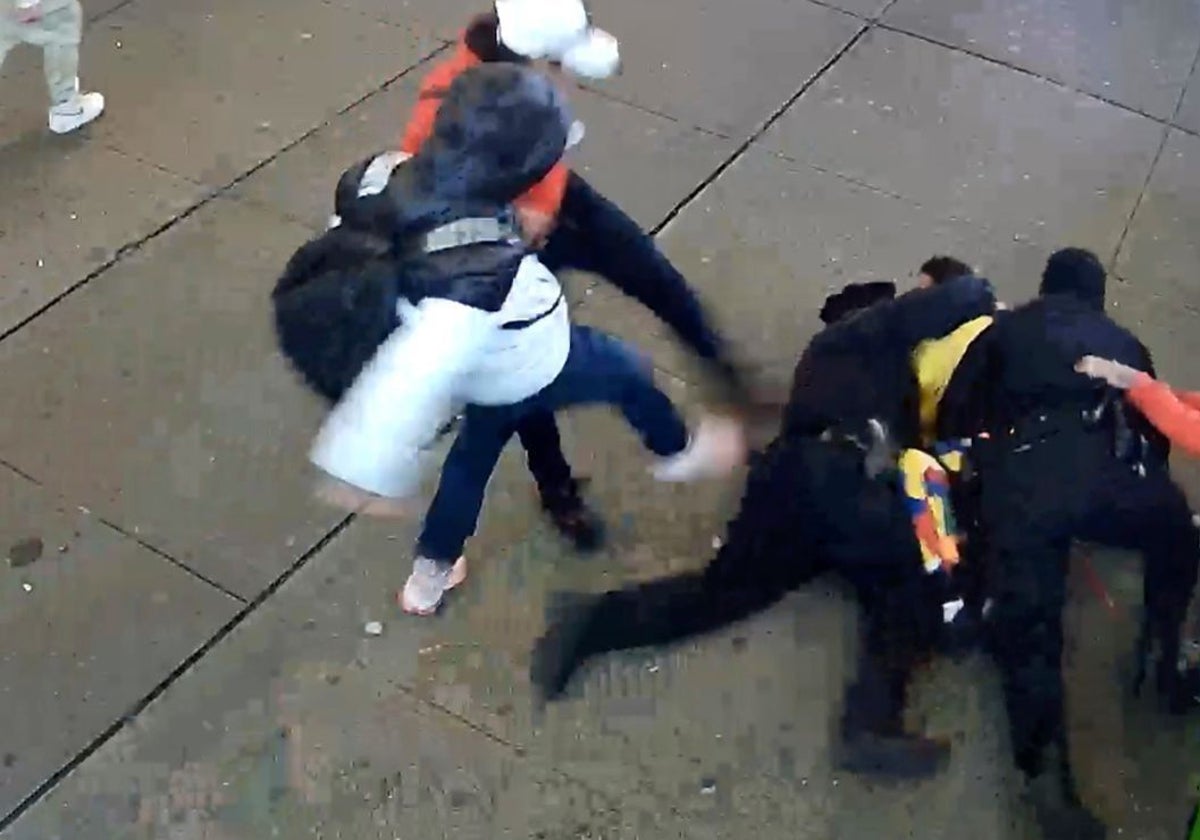Captura de pantalla de un video del Departamento de Policía de Nueva York muestra a un grupo de presuntos migrantes asaltando a dos agentes del Departamento cerca de Times Square a finales de enero