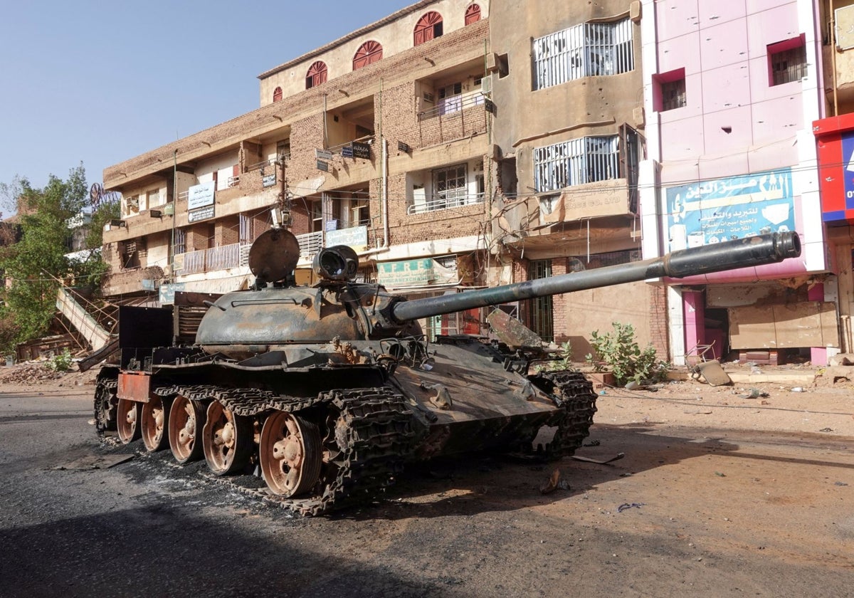 Un tanque del Ejército dañado en Omdurman, Sudán