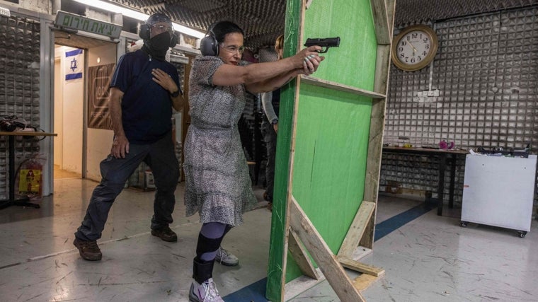 Limor Gonen practicando con un arma en un campo de tiro en el asentamiento israelí de Ariel