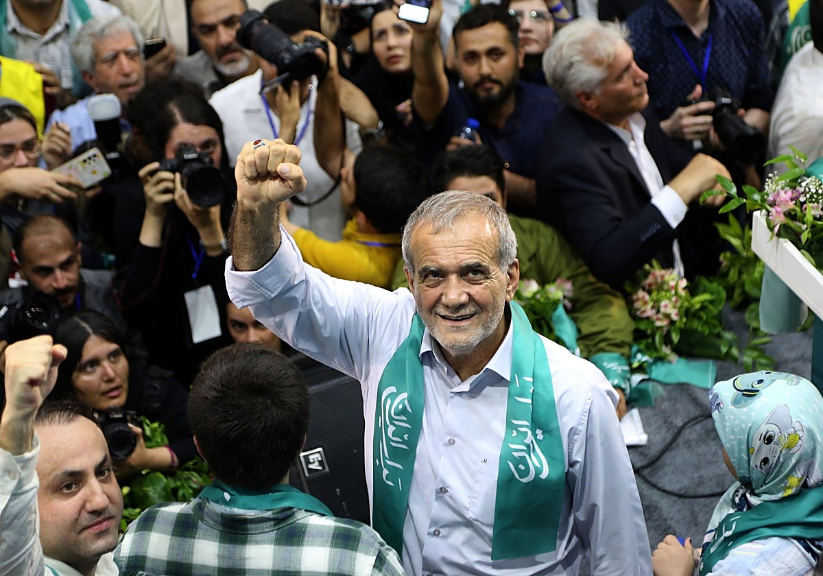 El candidato reformista presidencial Masoud Pezeshkian saluda durante un mitin electoral en Teherán