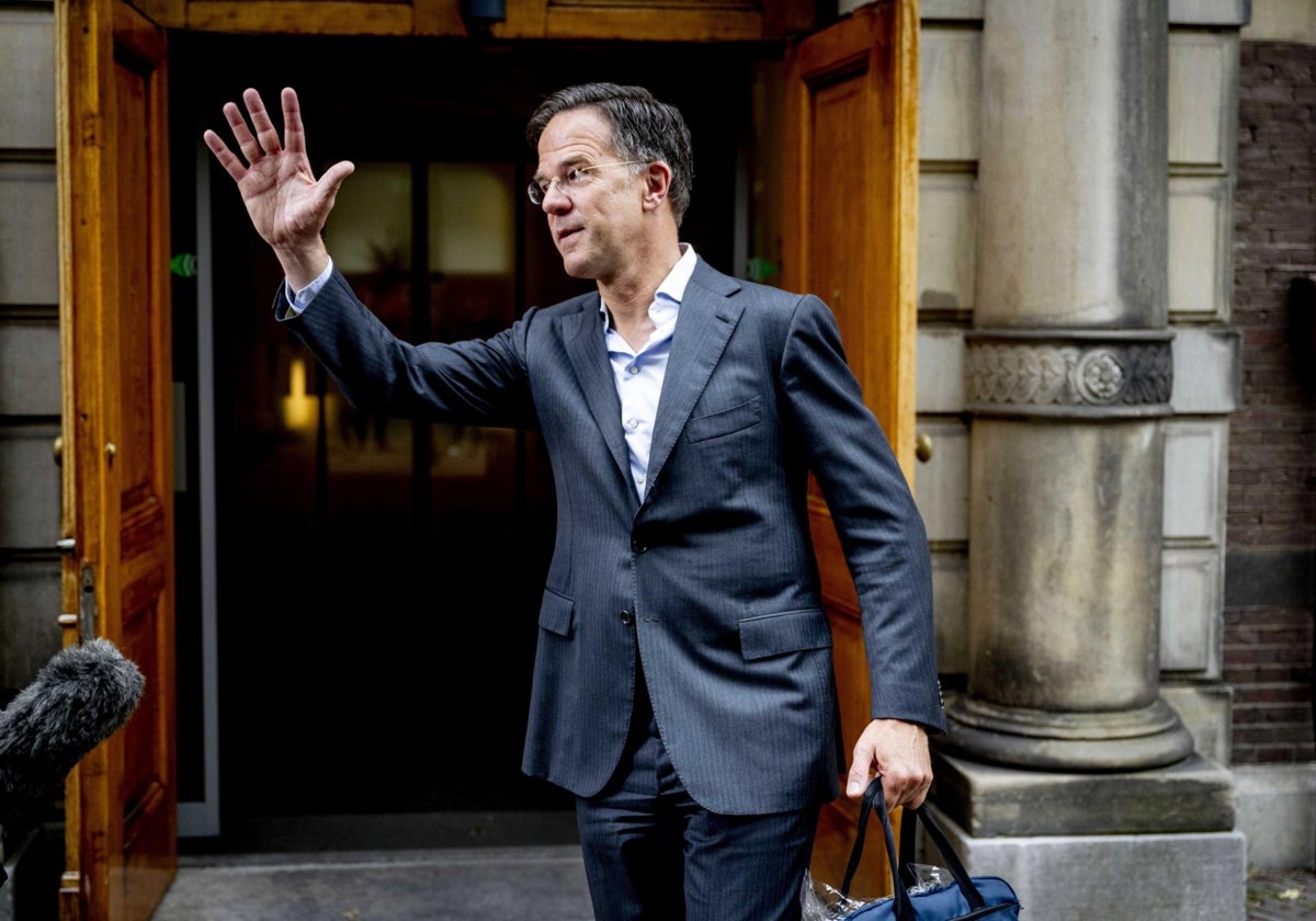 El primer ministro saliente holandés , Rutte, preside la última reunión semanal del gabinete