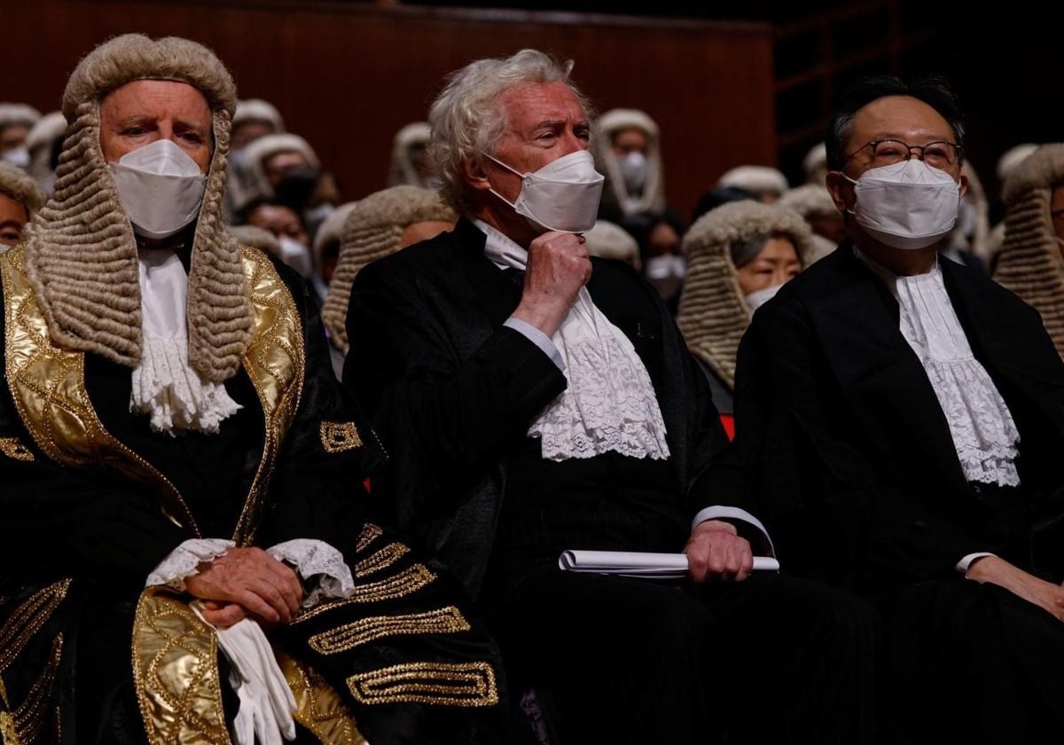 El juez británico Jonathan Sumption, en el centro, ha criticado la deriva autoritaria de Hong Kong