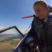 La cabina de un avión se abre en pleno vuelo y la piloto comparte las imágenes del momento