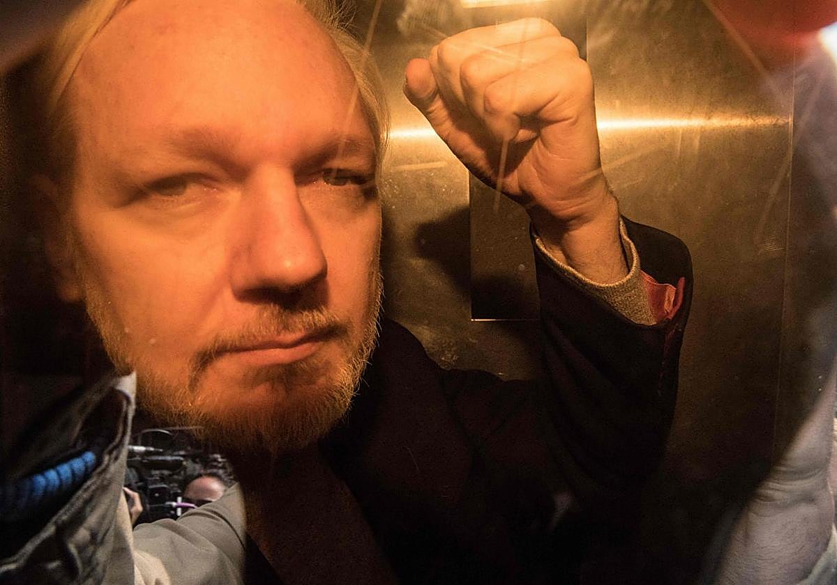 El fundador de WikiLeaks, Julian Assange, llega al tribunal de Londres el 1 de mayo de 2019 para ser sentenciado por violación de la libertad bajo fianza