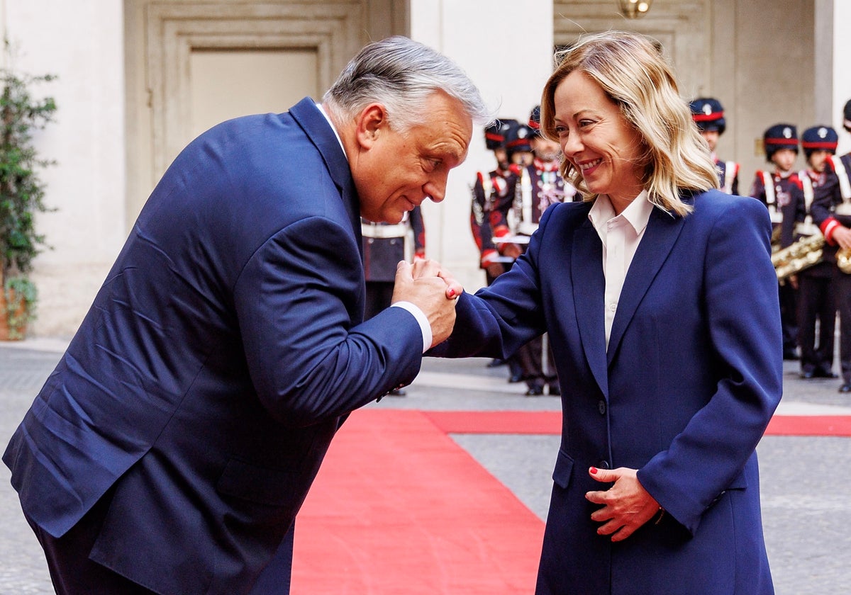 La primera ministra italiana, Giorgia Meloni, recibe a su homólogo de Hungría, Viktor Orbán