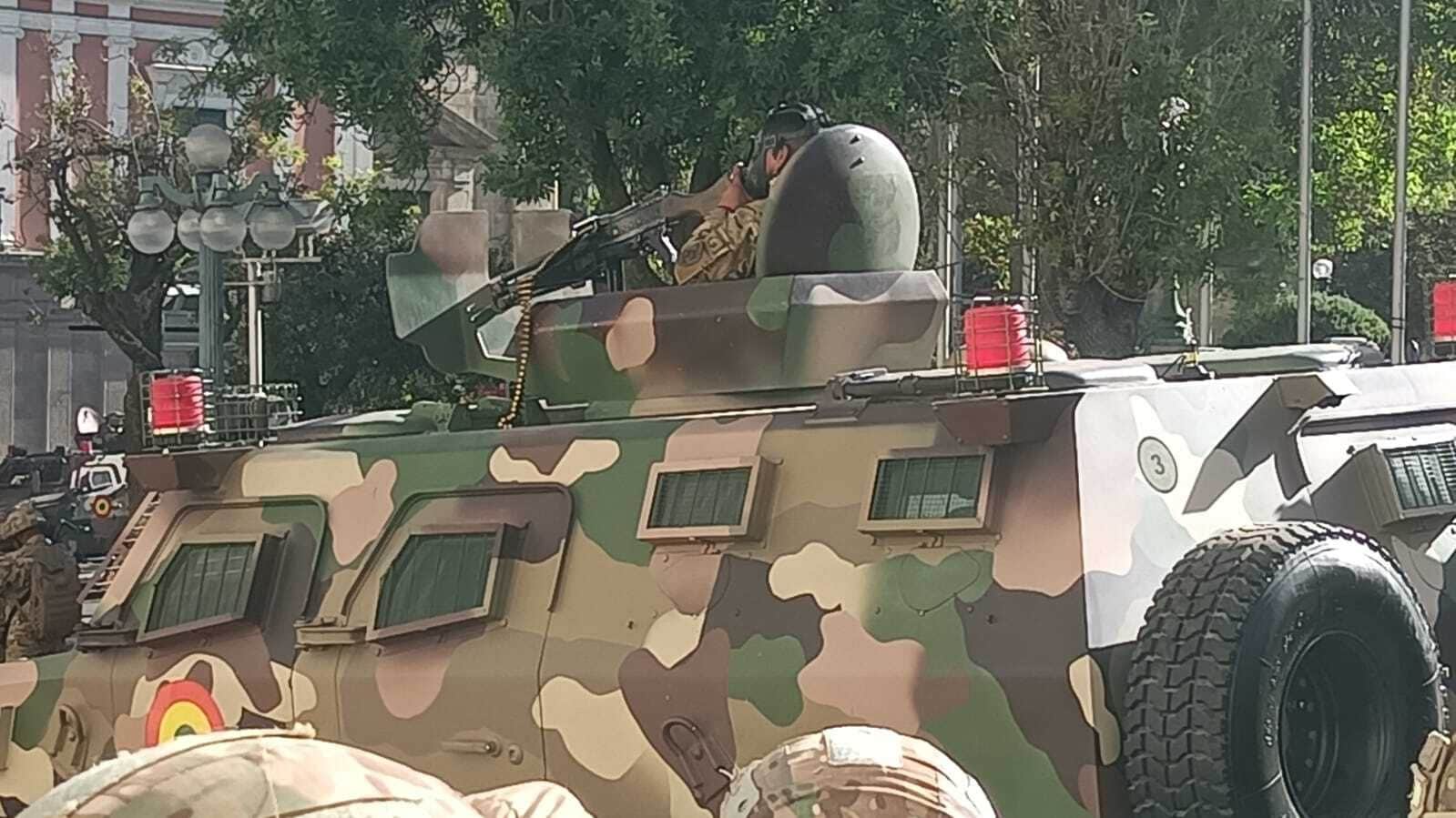 Un vehículo militar acorazado intenta llegar a la sede de Gobierno de Bolivia