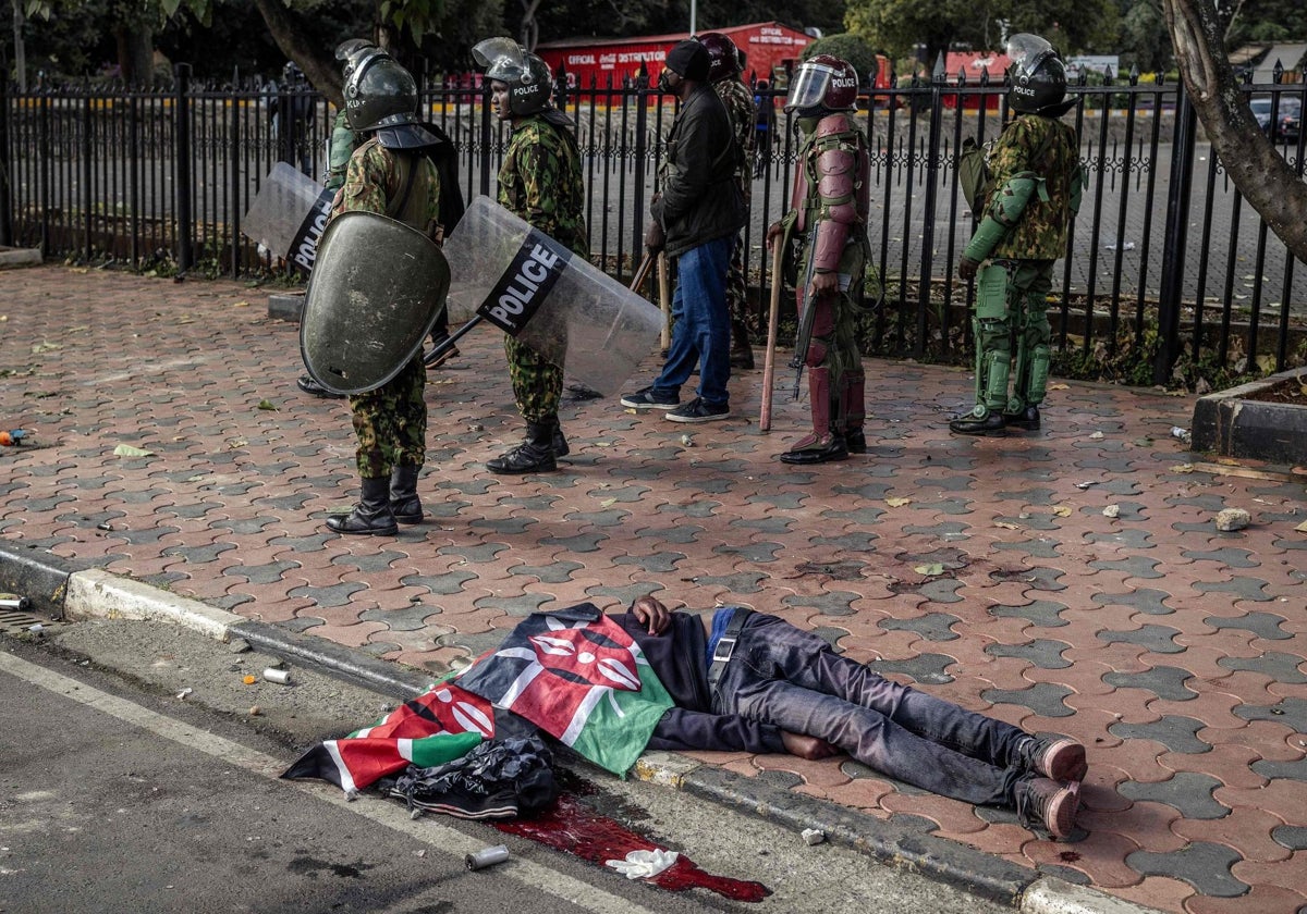 El cuerpo de un manifestante cubierto por la bandera de Kenia