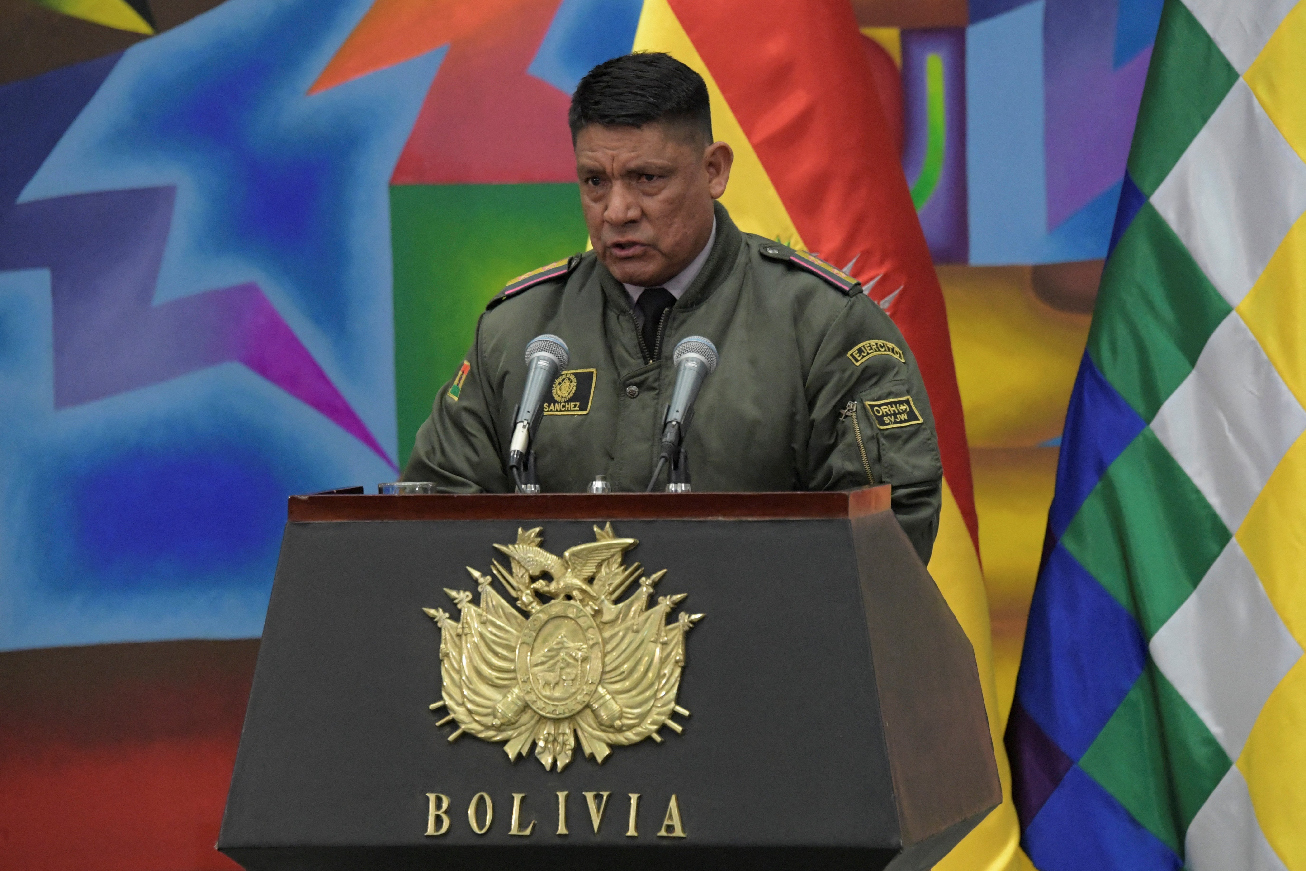 El nuevo jefe militar de Bolivia, José Sánchez, pronuncia un discurso tras ser nombrado por el presidente boliviano, Luis Arce