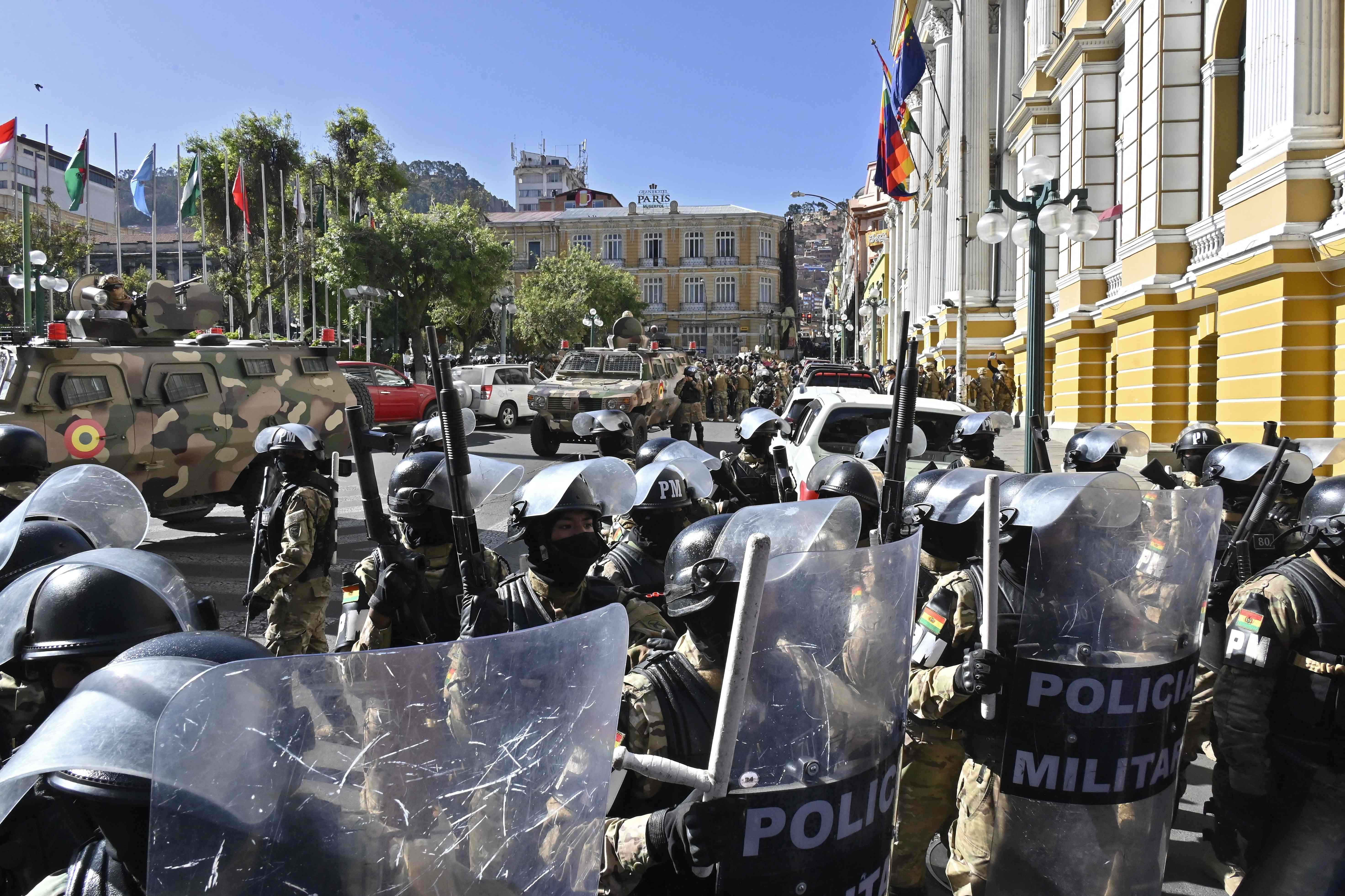 La plaza Murillo, con el palacio de Gobierno, tomada por fuerzas militares este miércoles