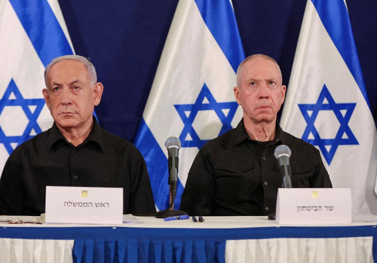 El primer ministro israelí, Benjamin Netanyahu, y el ministro de Defensa, Yoav Gallant, durante una rueda de prensa en la base militar de Kirya en Tel Aviv