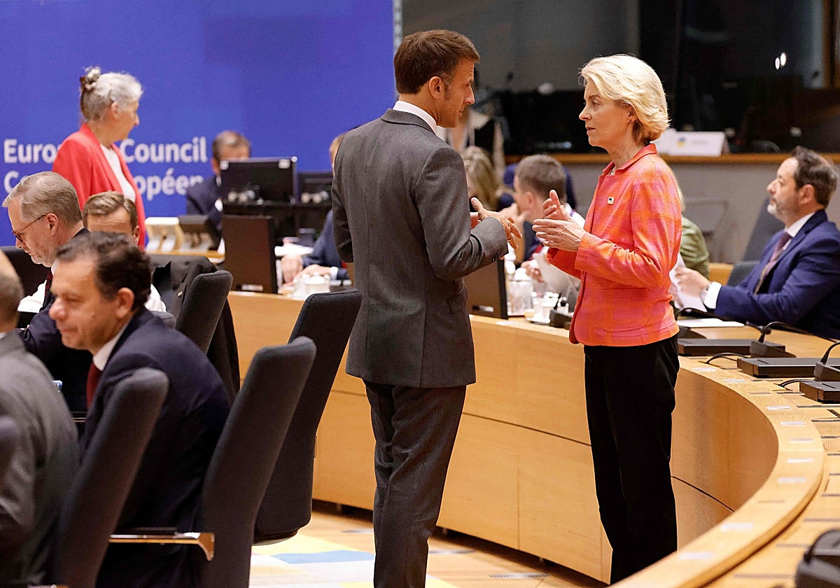 El presidente de Francia, Emmanuel Macron (i), conversa con la presidenta de la Comisión Europea, Ursula von der Leyen