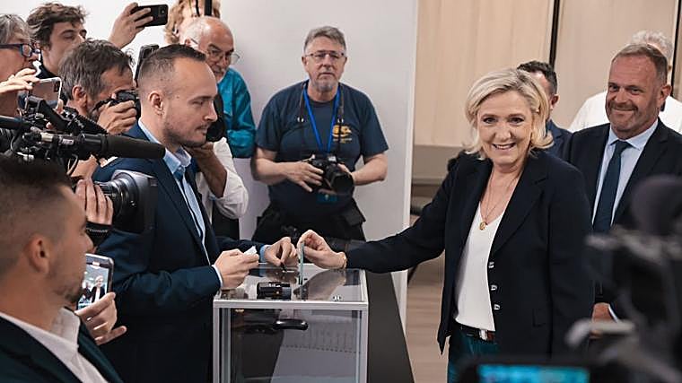 Marine Le Pen acude a votar este domingo en las legislativas francesas