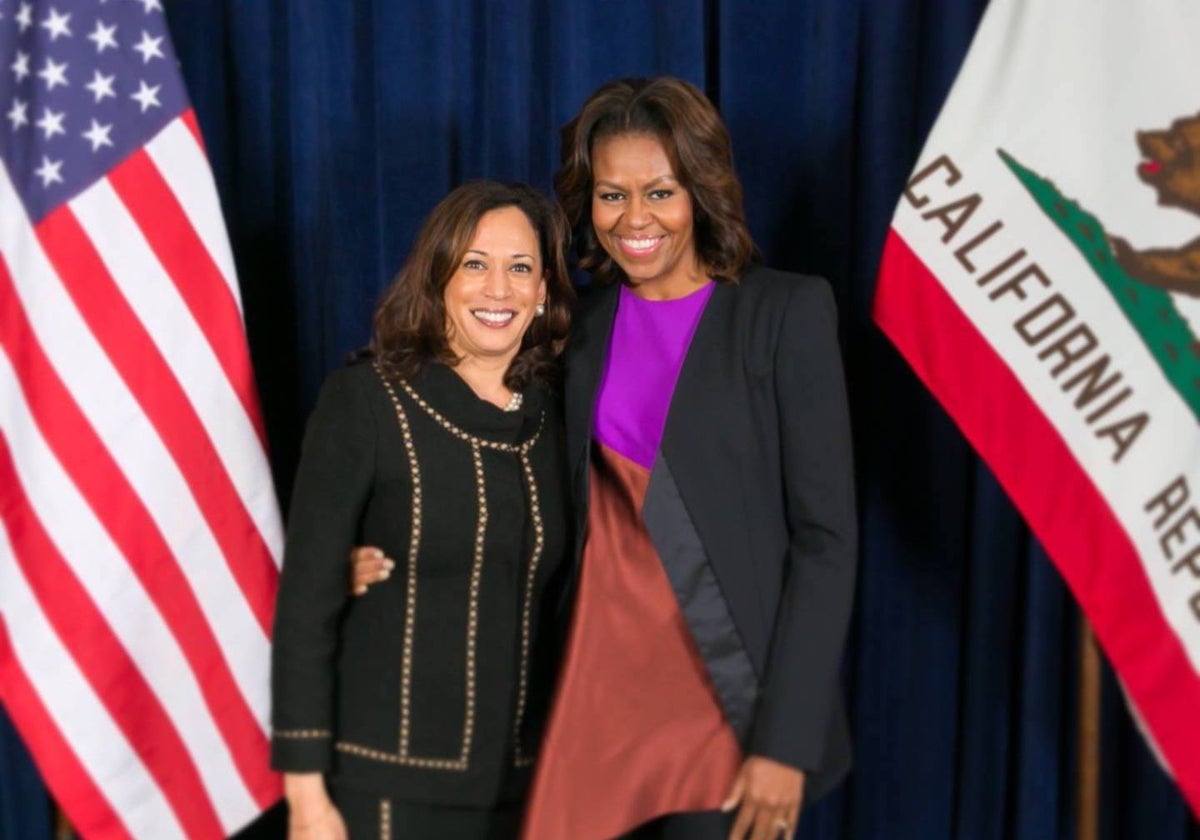 A la izquierda, la vicepresidenta de EE.UU., Kamala Harris, junto a la ex primera dama Michelle Obama