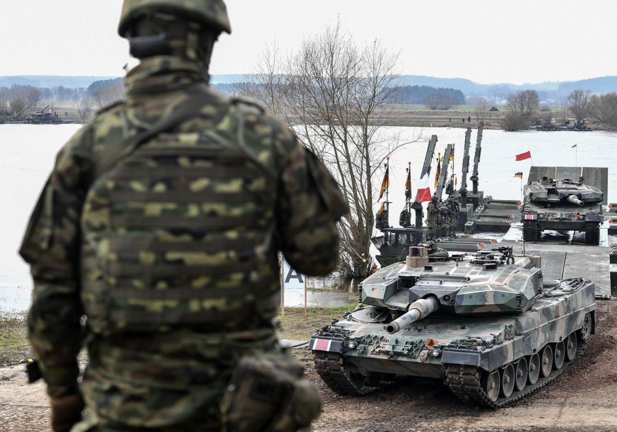 Un grupo de soldados participa en un ejercicio militar al norte de Polonia