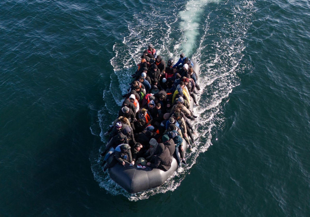 Migrantes cruzando el Canal de la Mancha