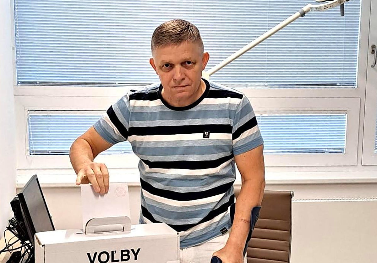 El primer ministro eslovaco, Robert Fico, vota en un hospital