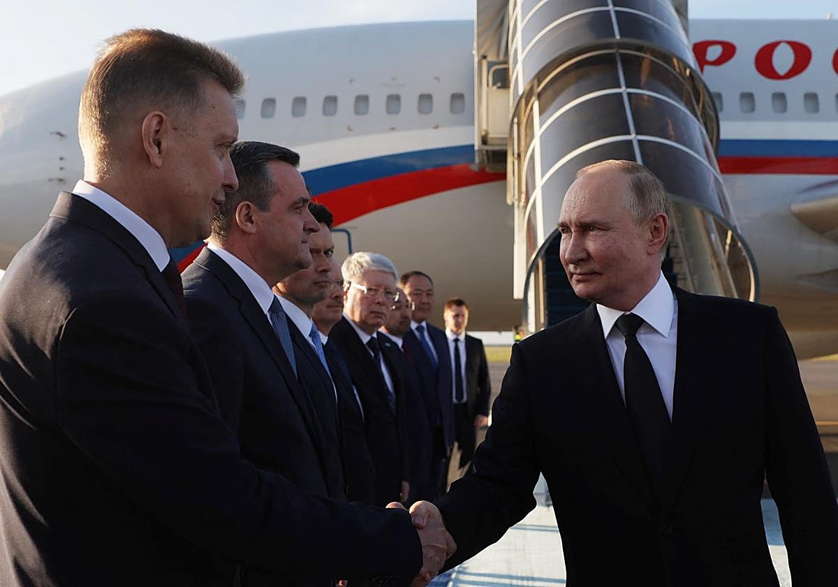 Putin a su llegada a Kazajistán.