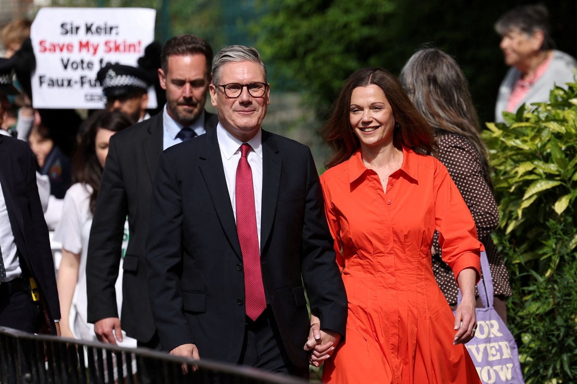 El líder del Partido Laborista de la oposición británica, Keir Starmer, y su esposa Victoria Starmer caminan fuera de un colegio electoral