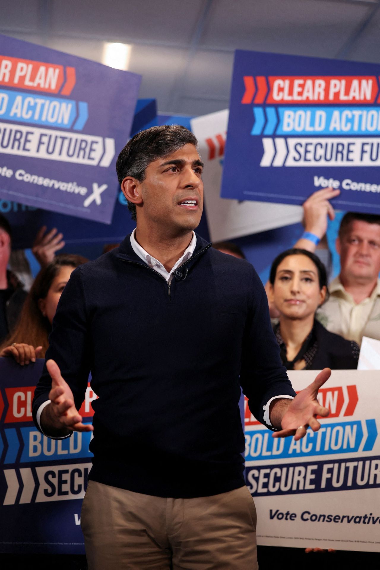 Rishi Sunak, primer ministro y líder del Partido Conservador, da el último discurso de su campaña.