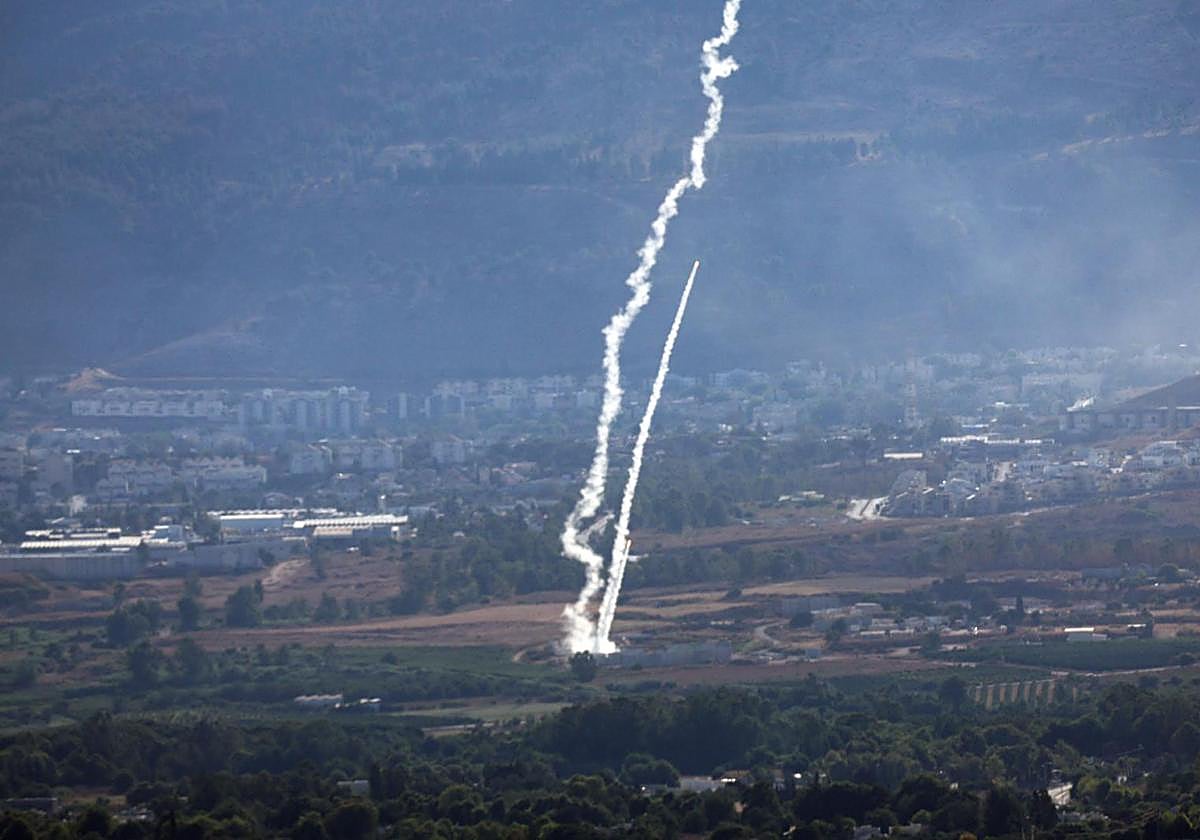 El sistema israelí de defensa antiaérea Cúpula de Hierro intercepta un misil disparado desde el sur del Líbano sobre Kiryat Shmona, norte de Israel