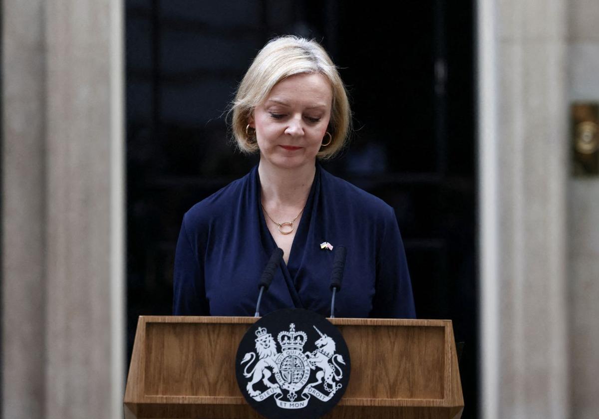 Liz Truss durante su discurso de dimisión en octubre de 2022, frente al número 10 de Downing Street