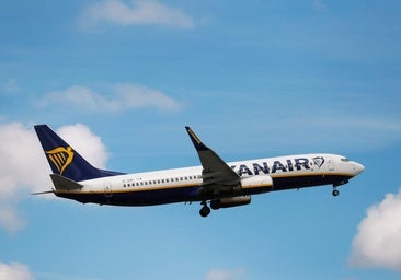 Un avión de Ryanair aterriza de emergencia en Santiago de Compostela por llevar a bordo un «pasajero problemático»