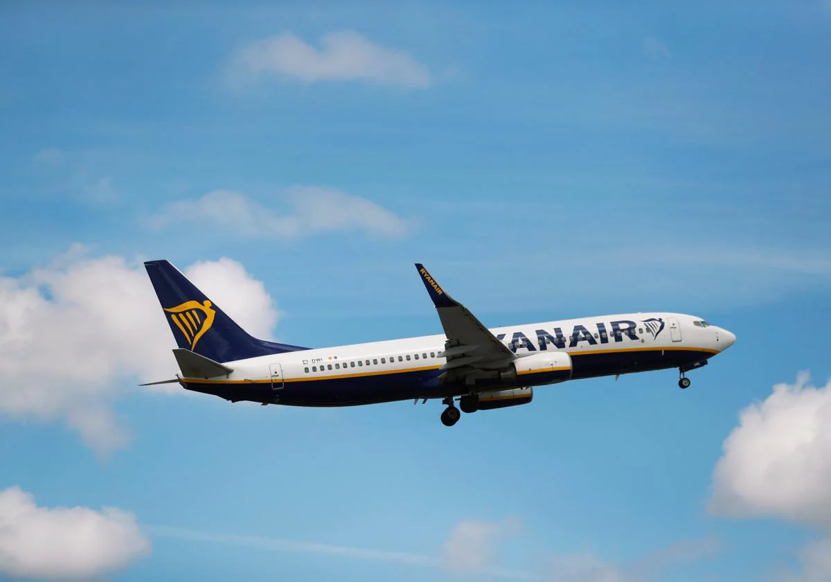 Un avión de Ryanair durante el vuelo.
