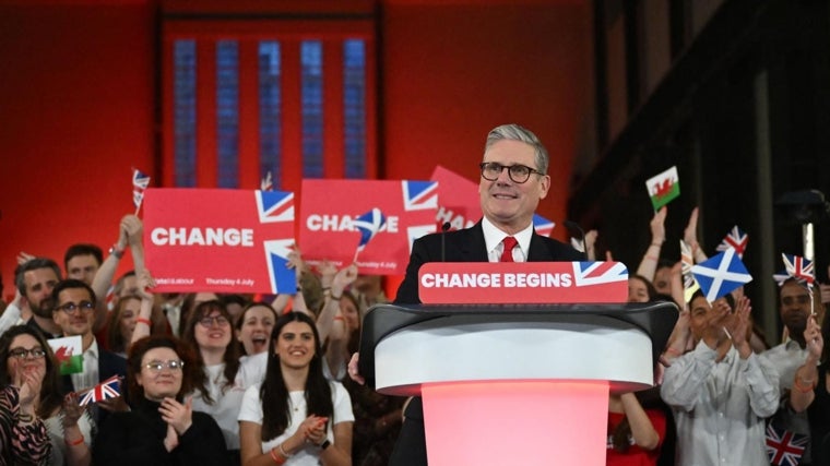 El líder del partido laborista, Keir Starmer, mientras pronuncia el discurso tras haber ganado las elecciones en el Reino Unido