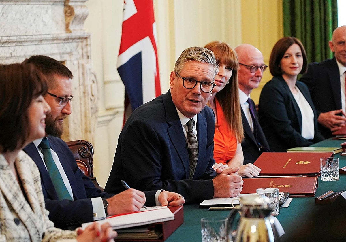 El primer ministro de Reino Unido, Keir Starmer, hablando en su primer encuentro con su gabinete