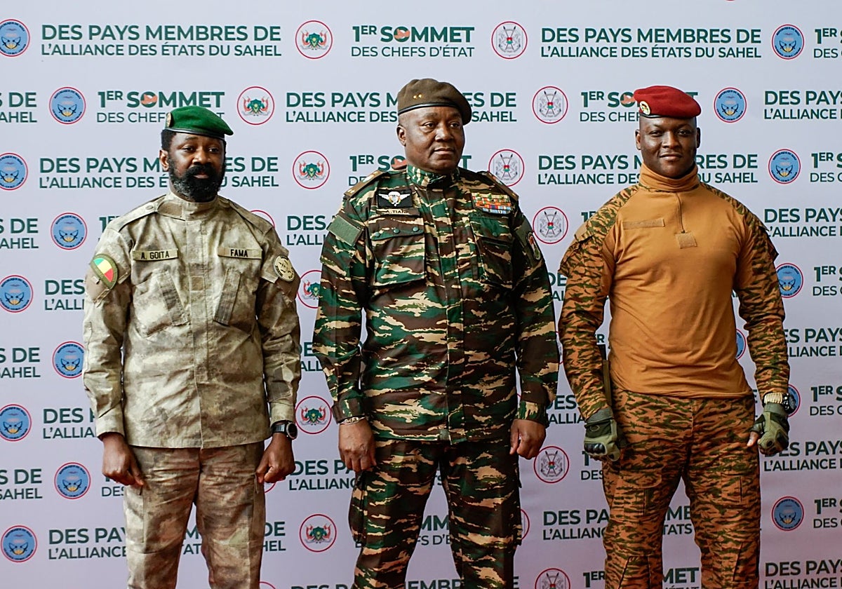 El presidente interino de Malí, coronel Assimi Goita (izq.), el jefe de la junta militar de Níger, general Abdourahamane Tchiani (centro), y el líder interino de Burkina Faso, capitán Ibrahim Traore (der.), posan para las fotos al inicio de la primera cumbre de la Alianza de Estados del Sahel en Niamey, Níger