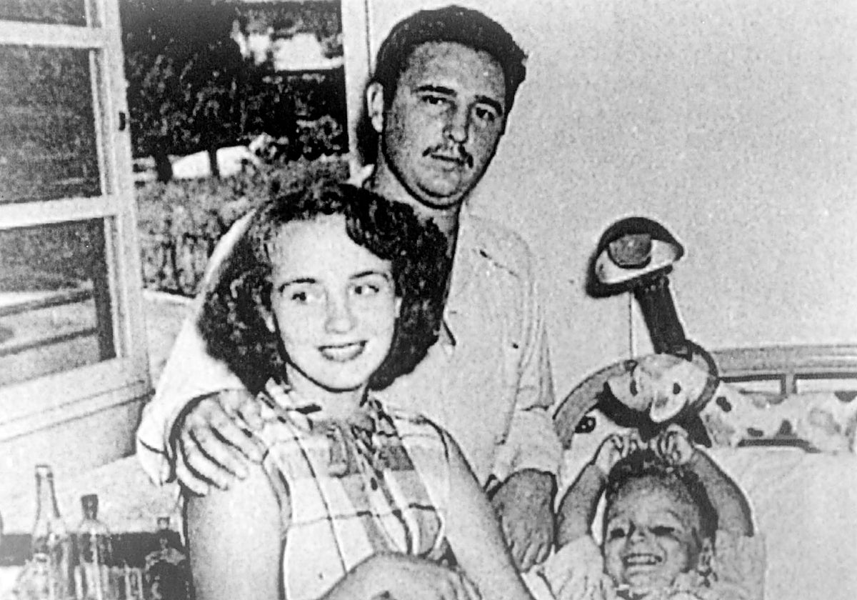 Díaz-Balart junto a su esposo Fidel Castro y su hijo Fidelito