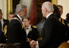 George Clooney se une a las voces que demandan la retirada de Biden