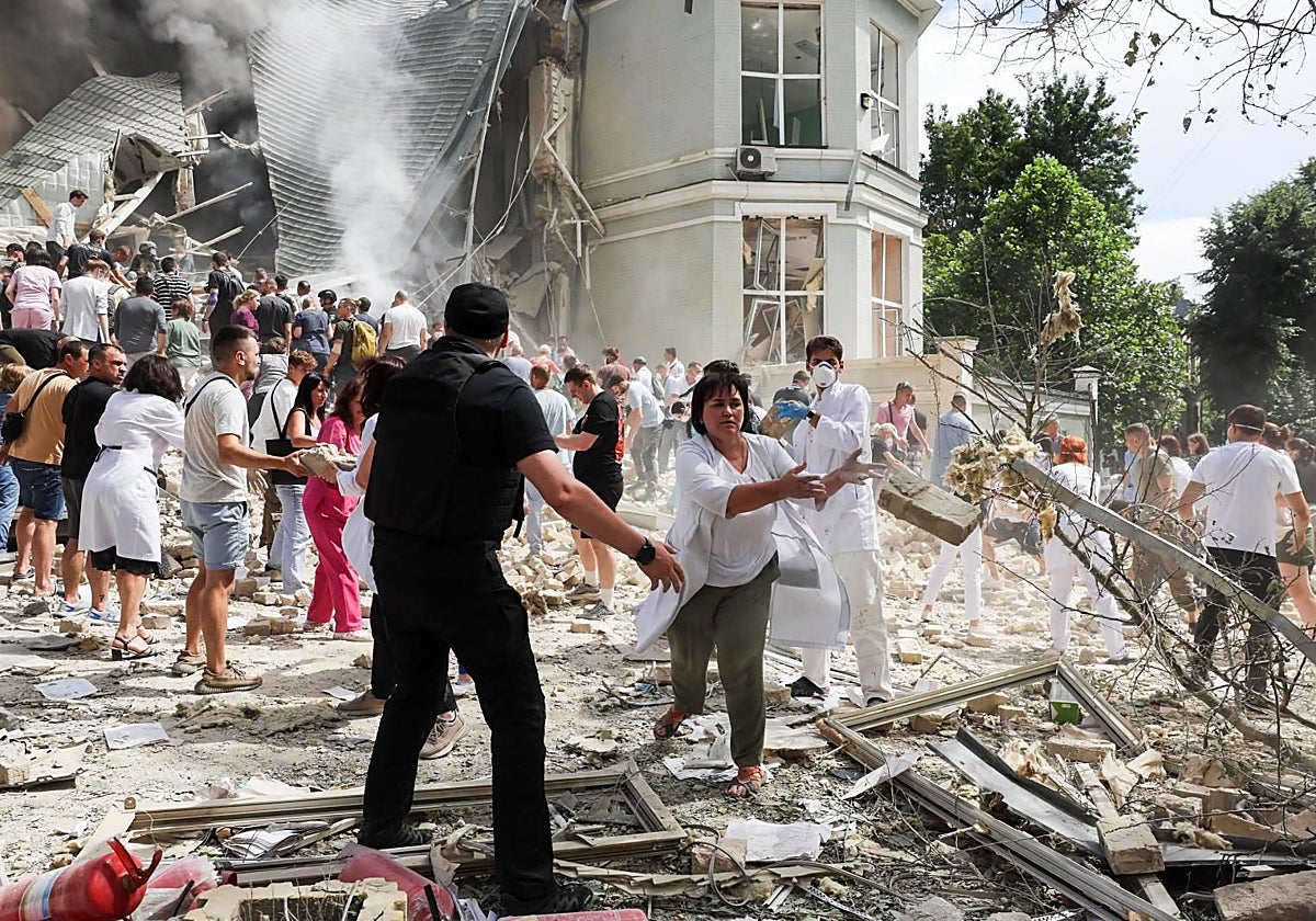 Ucranianos trabajando en labores de rescate tras el misil que impactó el hospital infantil  en Kiev