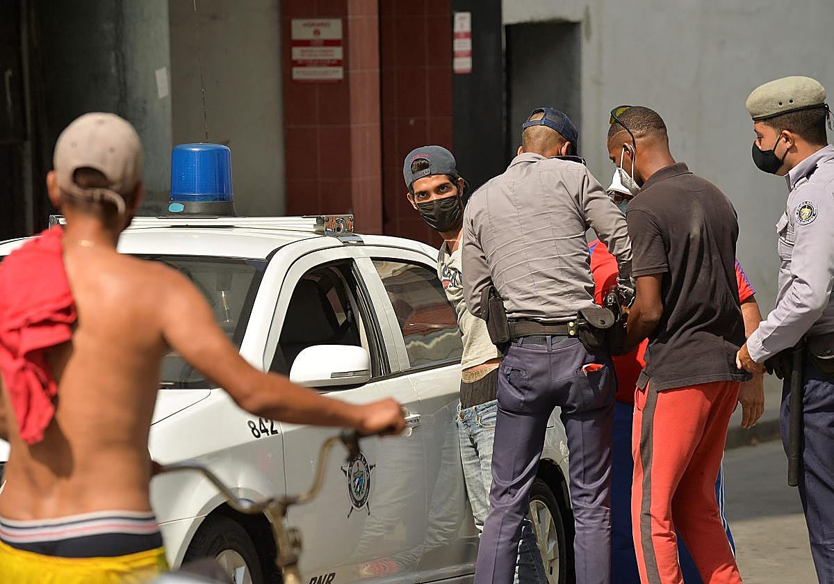 Arresto de un manifestante durante las protestas del 11J en La habana
