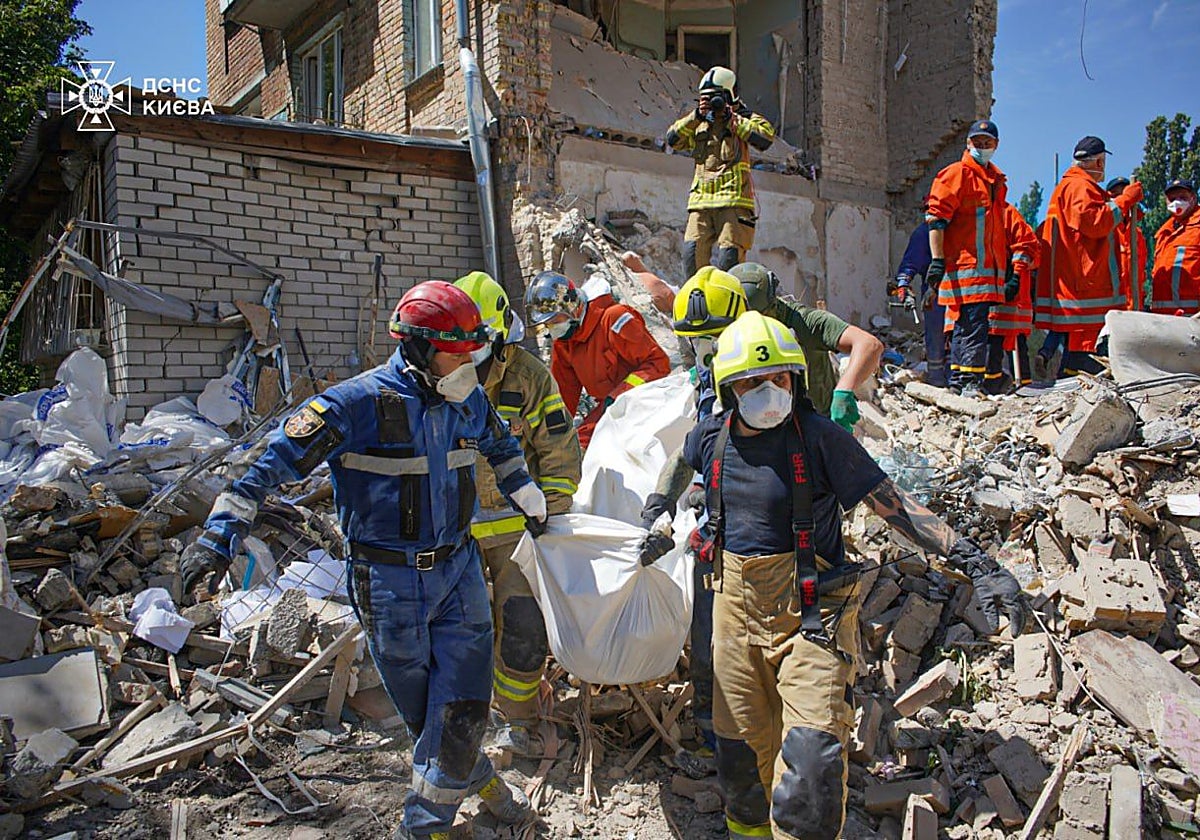 Operaciones de rescate tras el ataque al hospital infantil de Ojmatdit, en Kiev
