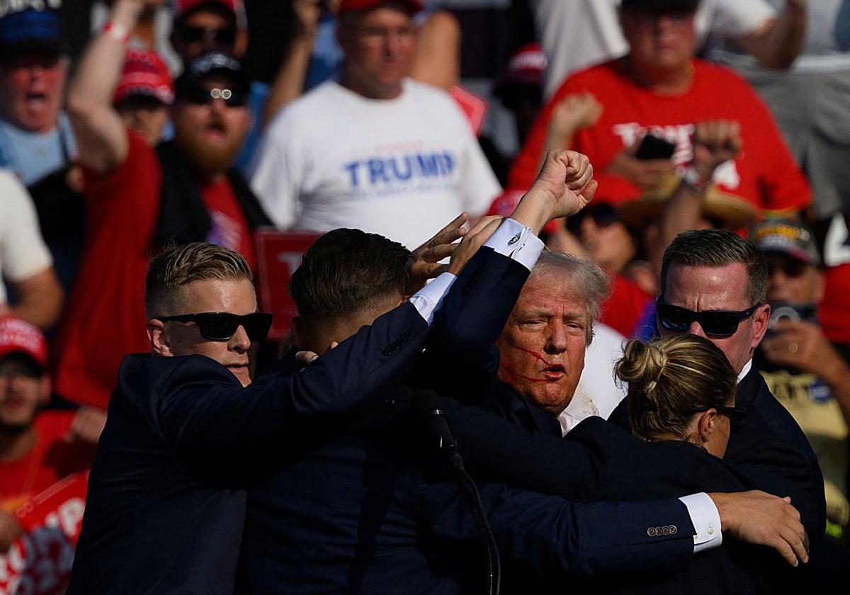 El candidato presidencial republicano, el ex presidente estadounidense Donald Trump, es llevado por el Servicio Secreto después de que se escucharan disparos en un mitin de campaña en Butler Farm Show Inc.