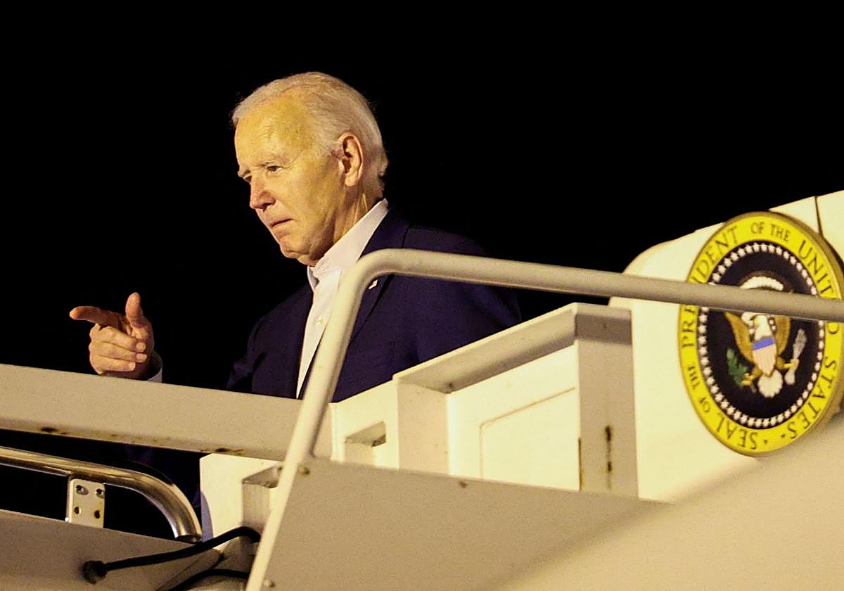 El presidente Joe Biden gesticula desde el Air Force One este sábado