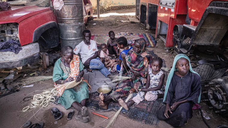 Aissa y su familia llevan meses viviendo en un contenedor de transporte en Darfur Central, tras huir del campamento de desplazados
