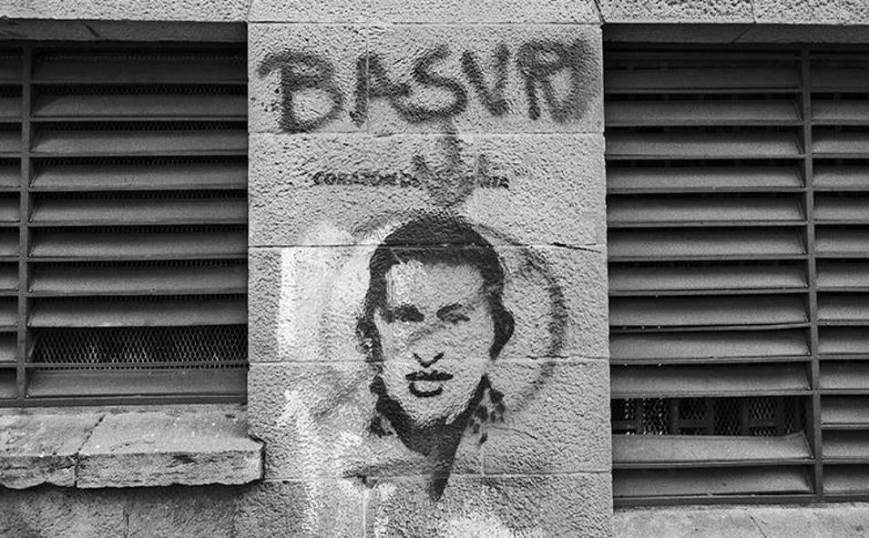 Imagen principal - En la primera imagen, grafiti contra Chávez en Venezuela; en la segunda, seguidores durante su funeral. En la última instantánea, estudiantes antigubernamentales en San Cristóbal