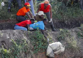 Varias personas retiran uno de los restos humanos hallados en Nairobi