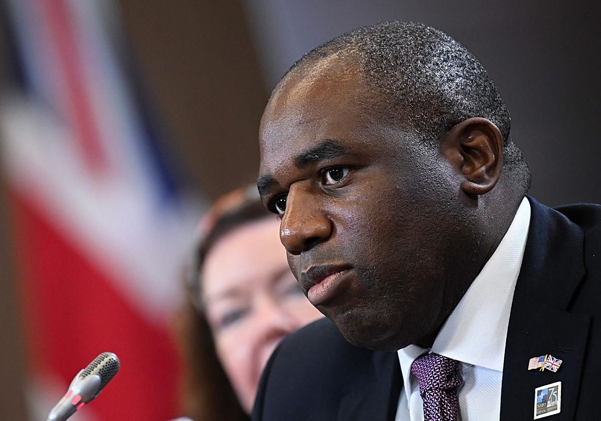 El ministro de asuntos exteriores británico, David Lammy, habla durante un encuentro con Antony Blinken