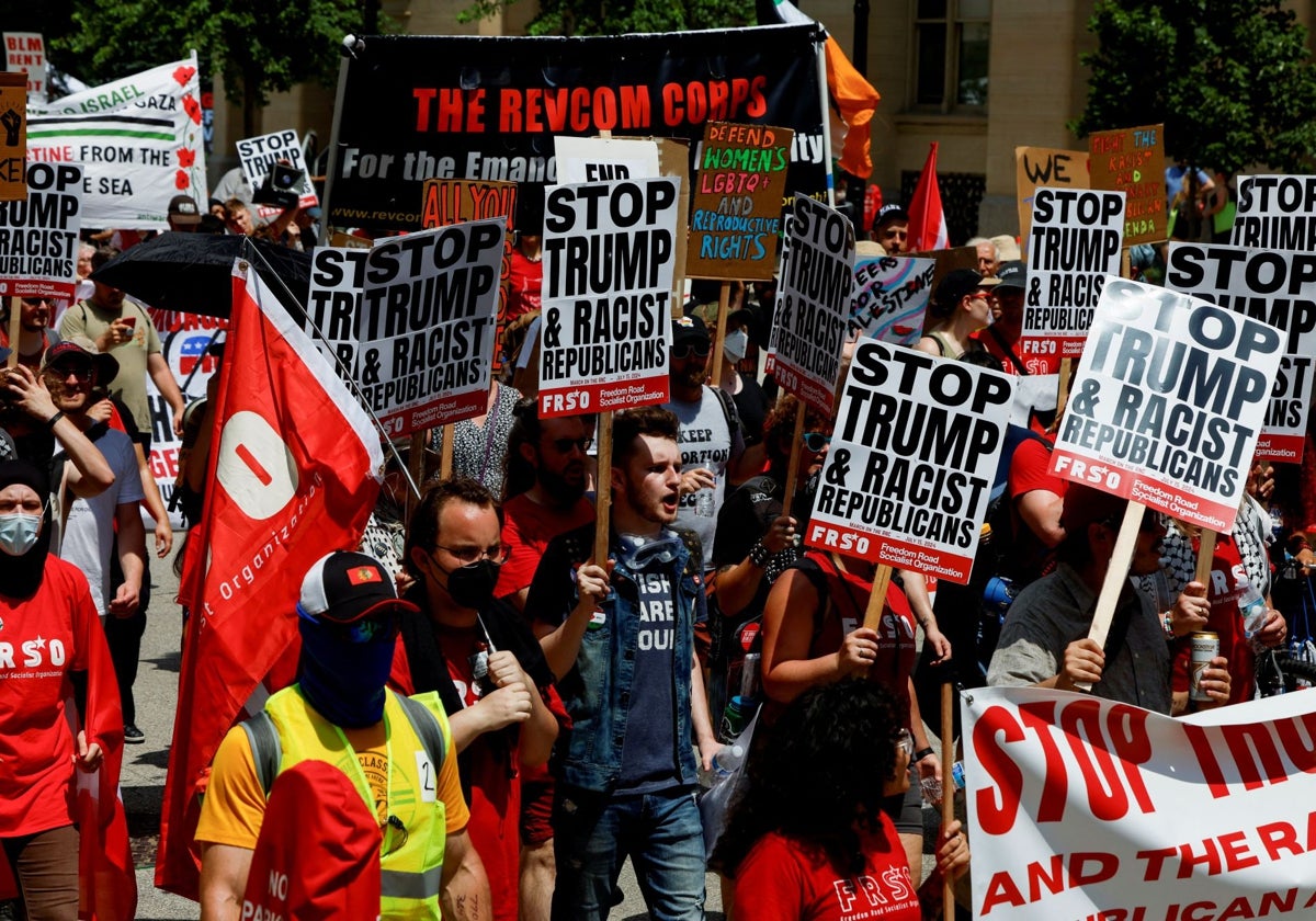 Manifestantes se concentran en las calles de Milwaukee contra la campaña de Donald Trump