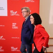 Jean-Luc Mélenchon, fundador del partido de extrema izquierda La Francia Insumisa, junto con la eurodiputada Manon Aubry
