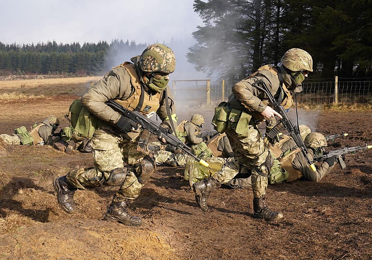 Soldados ucranianos realizan maniobras durante la guerra contra Rusia.