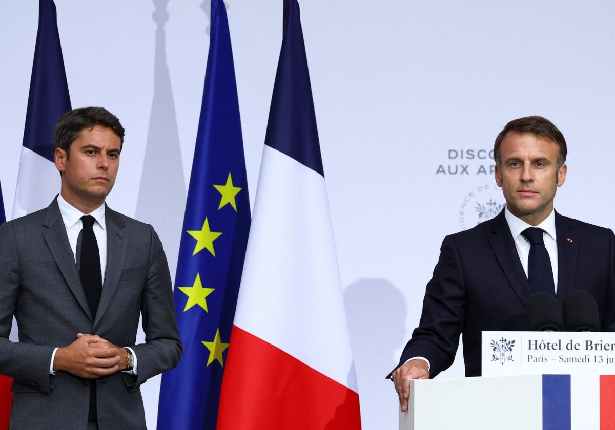 El ex primer ministro Gabriel Attal junto al presidente de la República, Emmanuel Macron