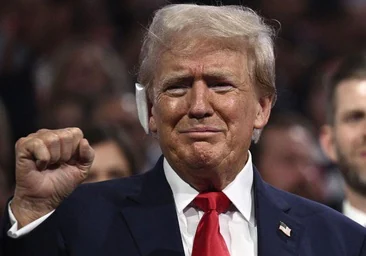 Trump, recibido como un héroe en la convención republicana en su primera aparición desde el atentado
