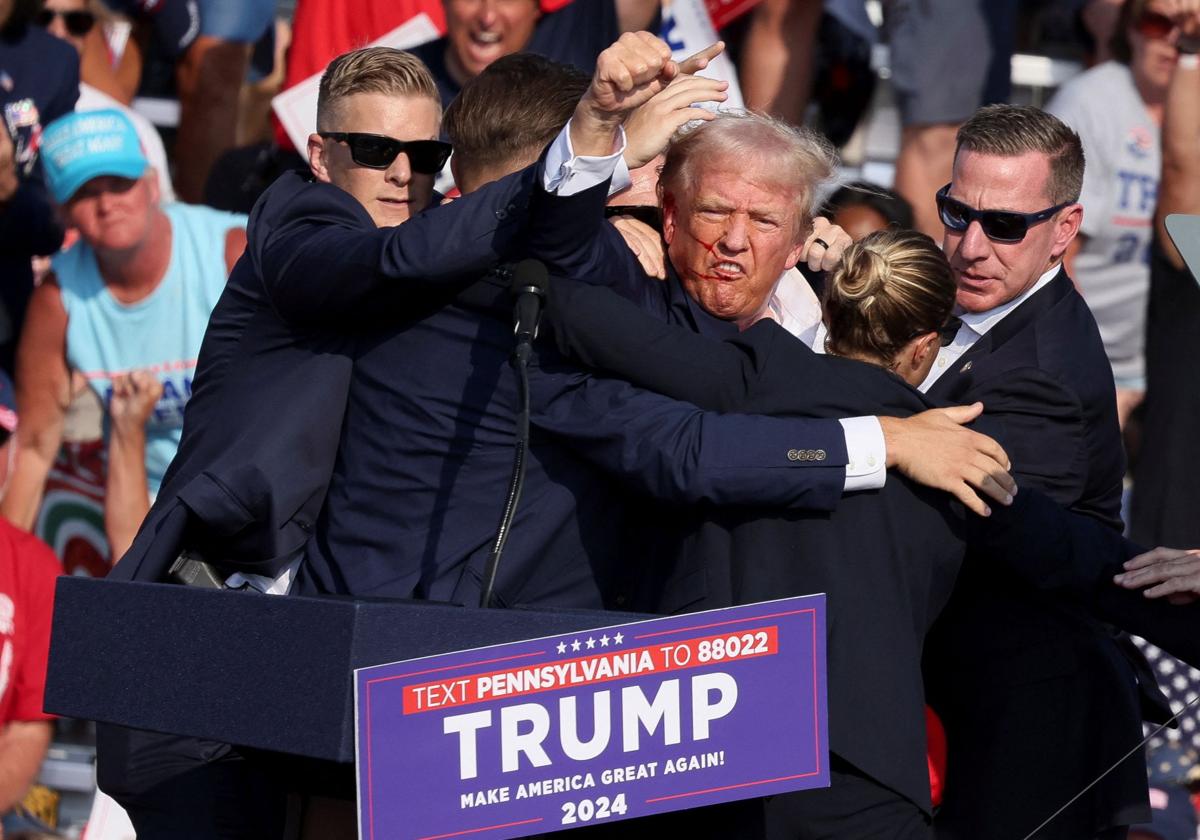 Donald Trump levanta el puño tras el intento de asesinato sufrido en el mitin en Butler.