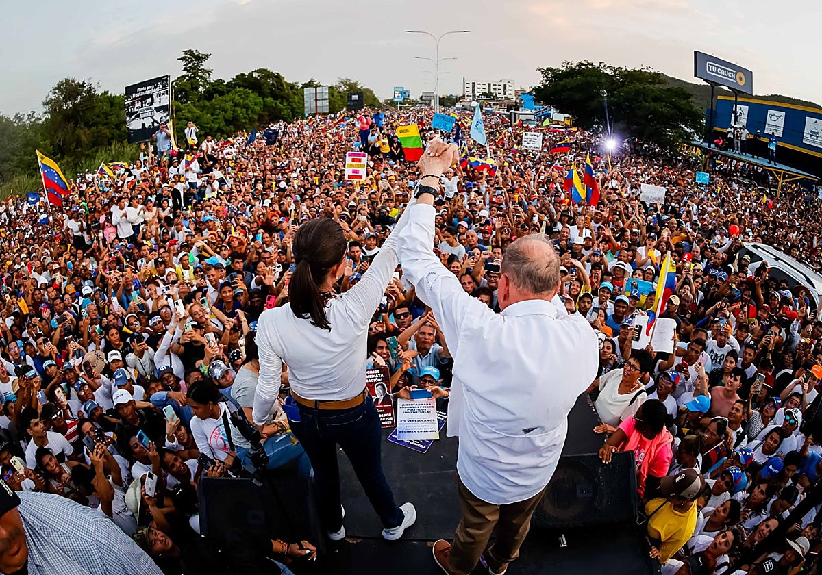El candidato a la presidencia de Venezuela, Edmundo González, y la líder de la oposición, María Corina Machado, participan en un acto de campaña en Puerto La Cruz, Venezuela